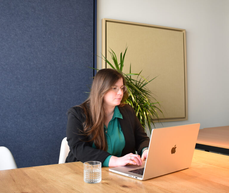 Eleni achter een laptop aan het werk